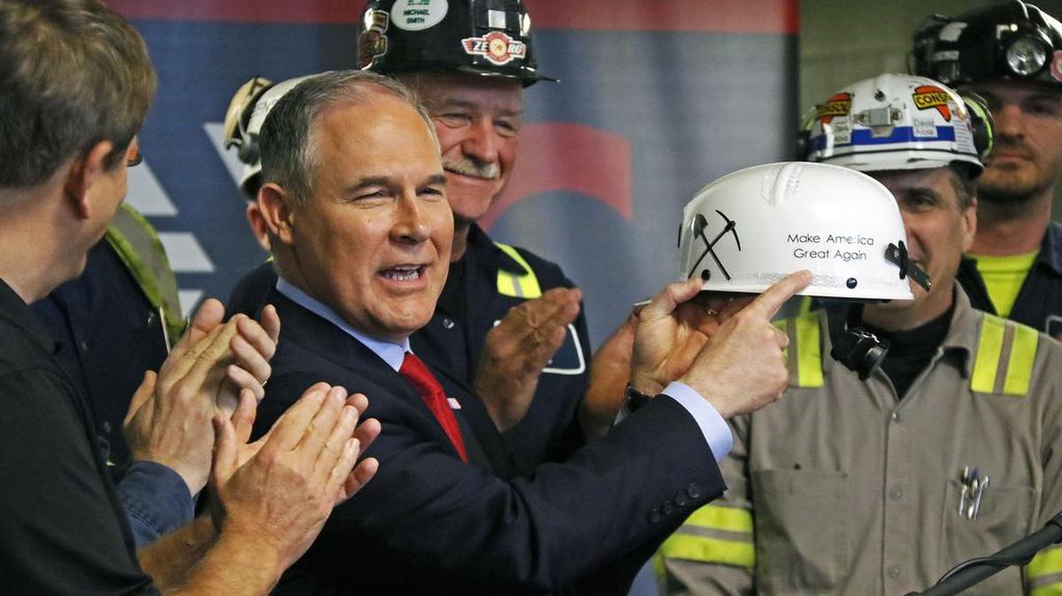 Scott Pruitt, entonces director de la EPA, recibe en abril del 2017 un casco en una mina de carbón en Pensilvania. El casco dice “Hagamos a América grande de nuevo”.