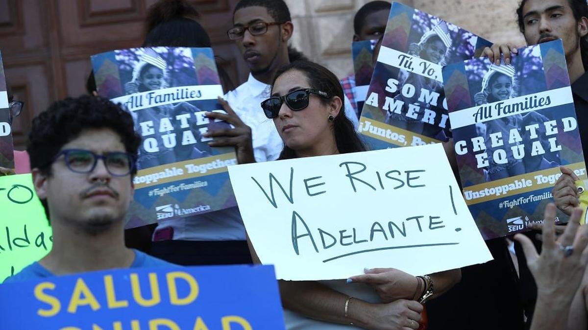 Inmigrantes y defensores de los inmigrantes protestan el 23 de junio al pie de la Torre de la Libertad, en Miami, contra la decisión de la Corte Suprema que rechaza las órdenes ejecutivas del presidente Obama sobre inmigración.