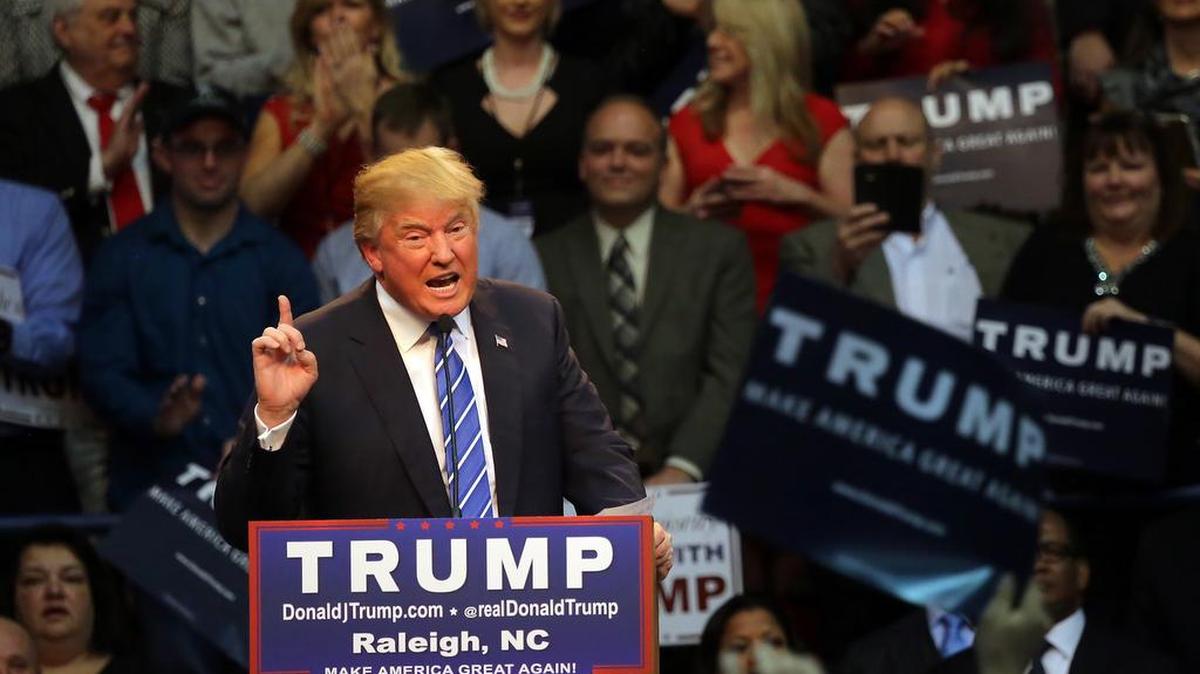 El candidato presidencial Donald Trump habla en una concentración en Raleigh, Carolina del Norte, el viernes pasado. Trump está a la cabeza en las encuestas sobre los aspirantes republicanos.