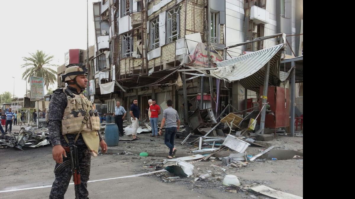 
Un integrante de las fuerzas de seguridad iraquíes observa la escena de un ataque terrorista con un auto cargado de explosivos en Bagdad, el martes pasado.
