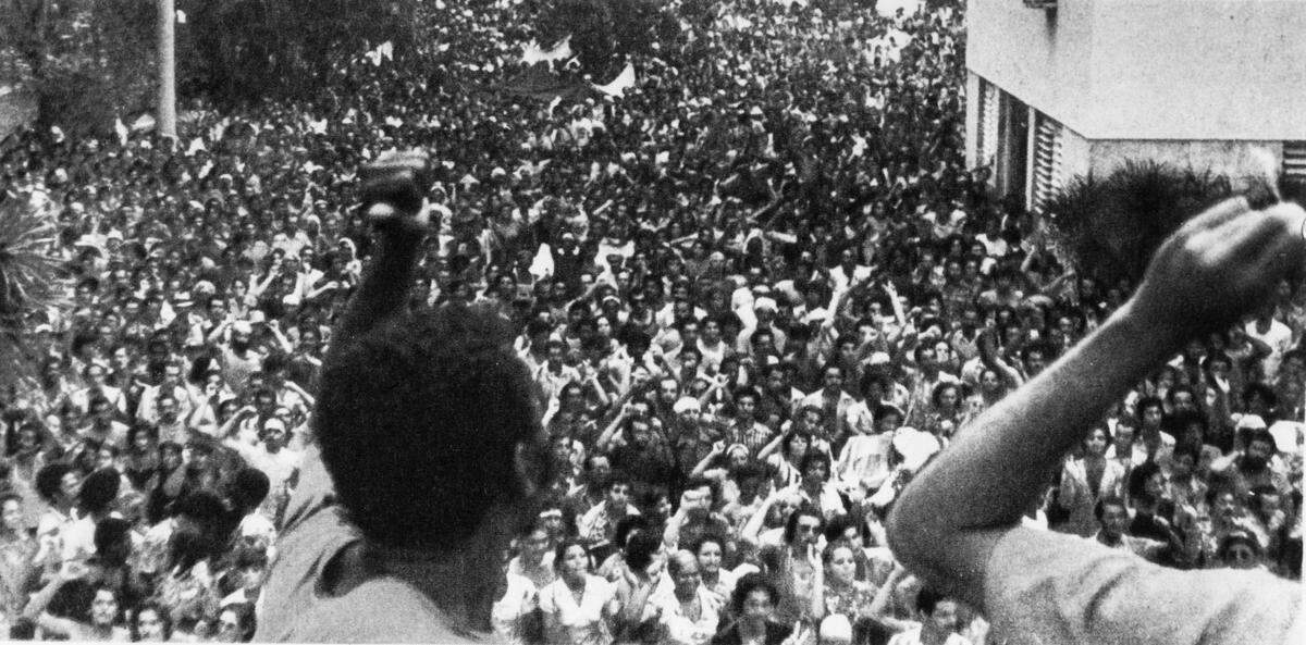 Miles de cubanos se agolpan en la Embajada peruana en La Habana, en busca de asilo. El gobierno peruano aprobó el asilo, una medida que fue el detonante de la ola de cubanos que llegaron a EEUU en el éxodo de Mariel.