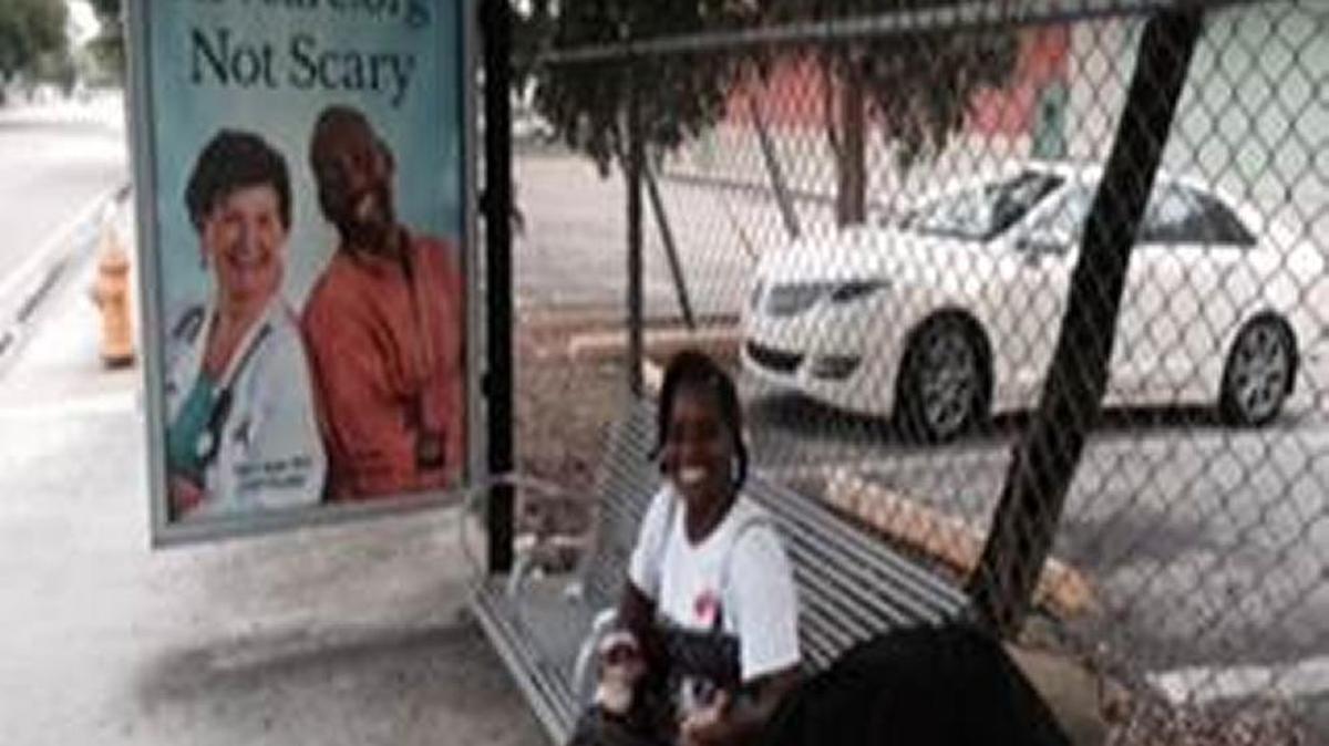 Muchas paradas de autobuses en Miami-Dade no ofrecen protección a sus usuarios de las inclemencias del tiempo.