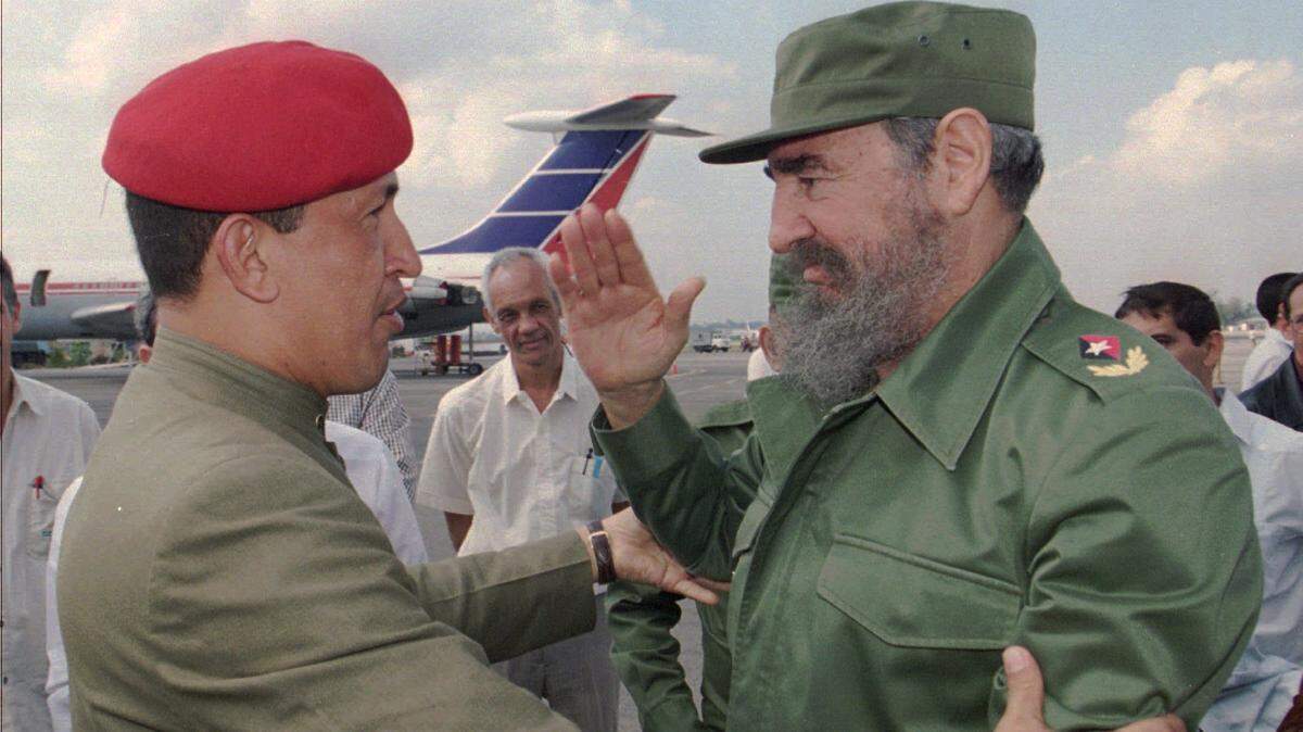 Fidel Castro recibe a el teniente coronel Hugo Chávez, el 15 de diciembre de 1994, en La Habana. Chávez lideró un golpe de estado en 1992, y llegaría a la presidencia de Venezuela en 1999.