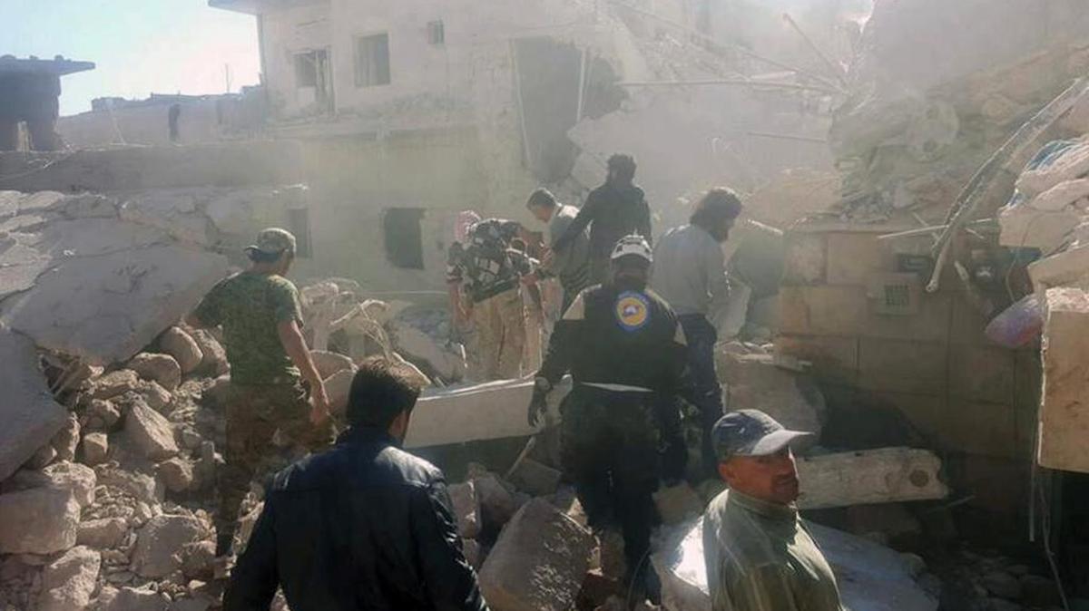 Socorristas de la Defensa Civil y ciudadanos comunes inspeccionan edificios destruidos tras un ataque aéreo en el oeste de la ciudad siria de Alepo, el pasado noviembre.