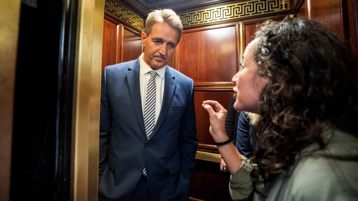 Ana María Archila, una víctima de abusos sexuales, confronta con el senador republicano de Arizona, Jeff Flake, en el ascensor, tras confirmar su apoyo a Brett Kavanaugh como nuevo juez del Tribunal Supremo, en Washington, el 28 de septiembre de 2018.
