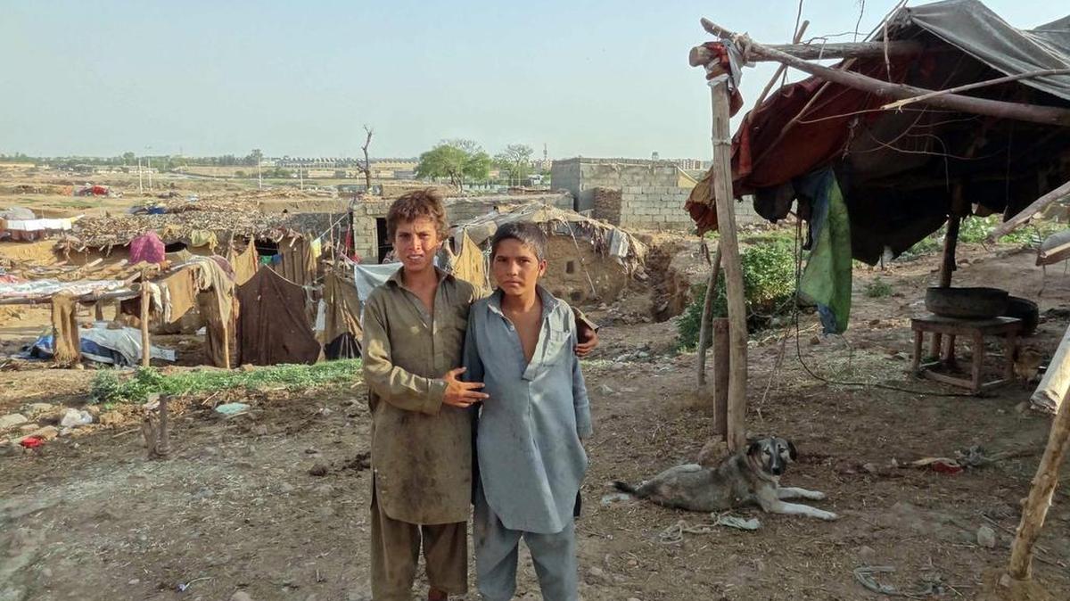 Niños afganos viven como refugiados en Pakistán en el 2012. Otros jóvenes afganos han emigrado a Suecia y otros países europeos.