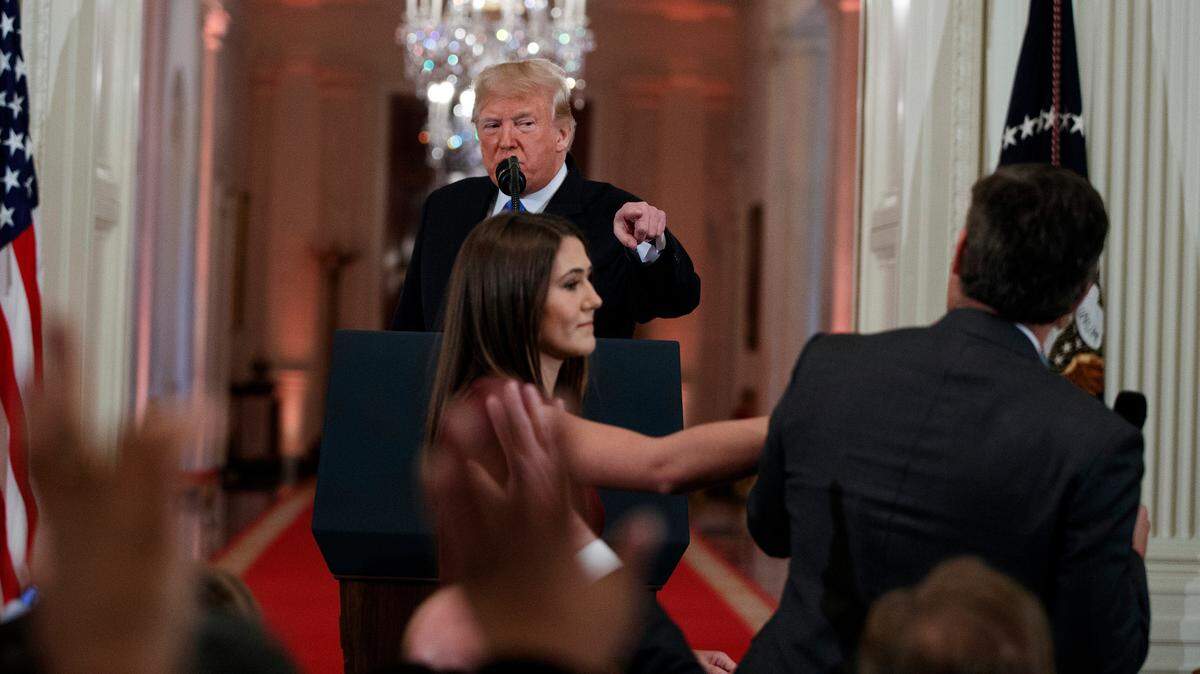 Una pasante trata de quitarle el micrófono al periodista de CNN, Jim Acosta, durante una conferencia de prensa con el presidente Donald Trump el 7 de noviembre de 2018 en la Casa Blanca.