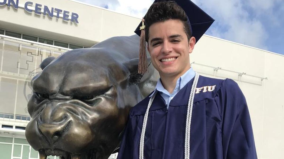 Alejandro Ríos Jr. al graduarse en la Universidad Internacional de la Florida.