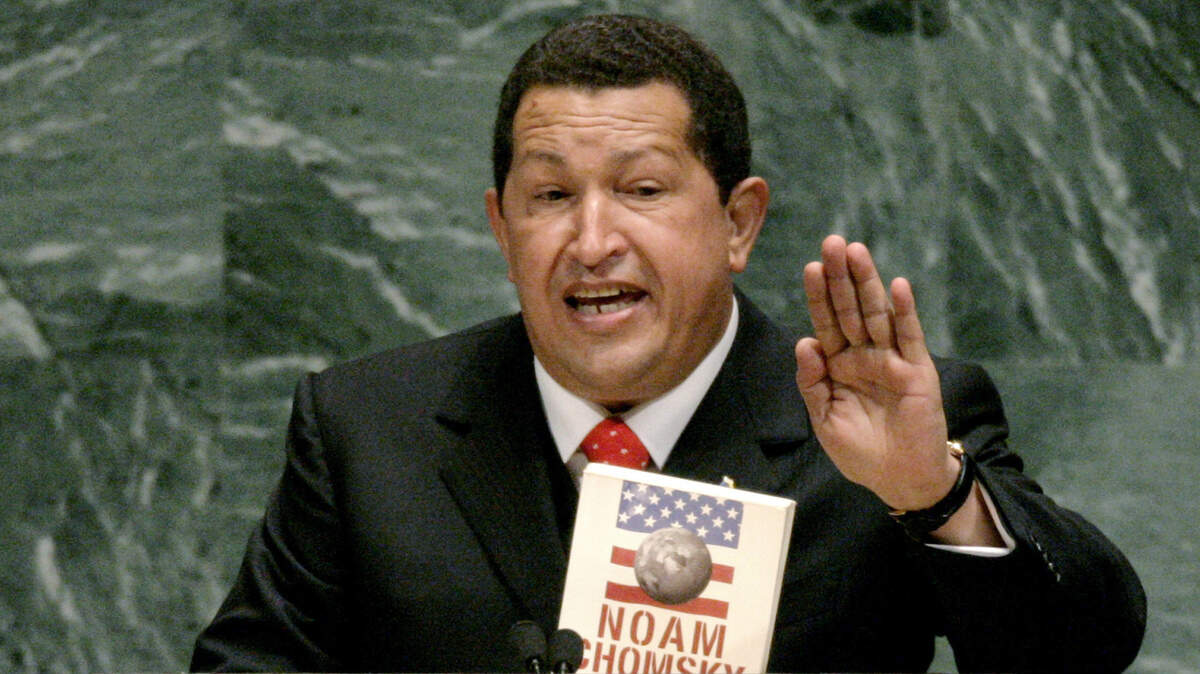 La era de los gobernantes groseros comenzó con el presidente venezolana Hugo Chávez, escribe la columnista María Clara Ospina. En la foto, Chávez da un discurso en las Naciones Unidas el 20 de septiembre de 2006.
