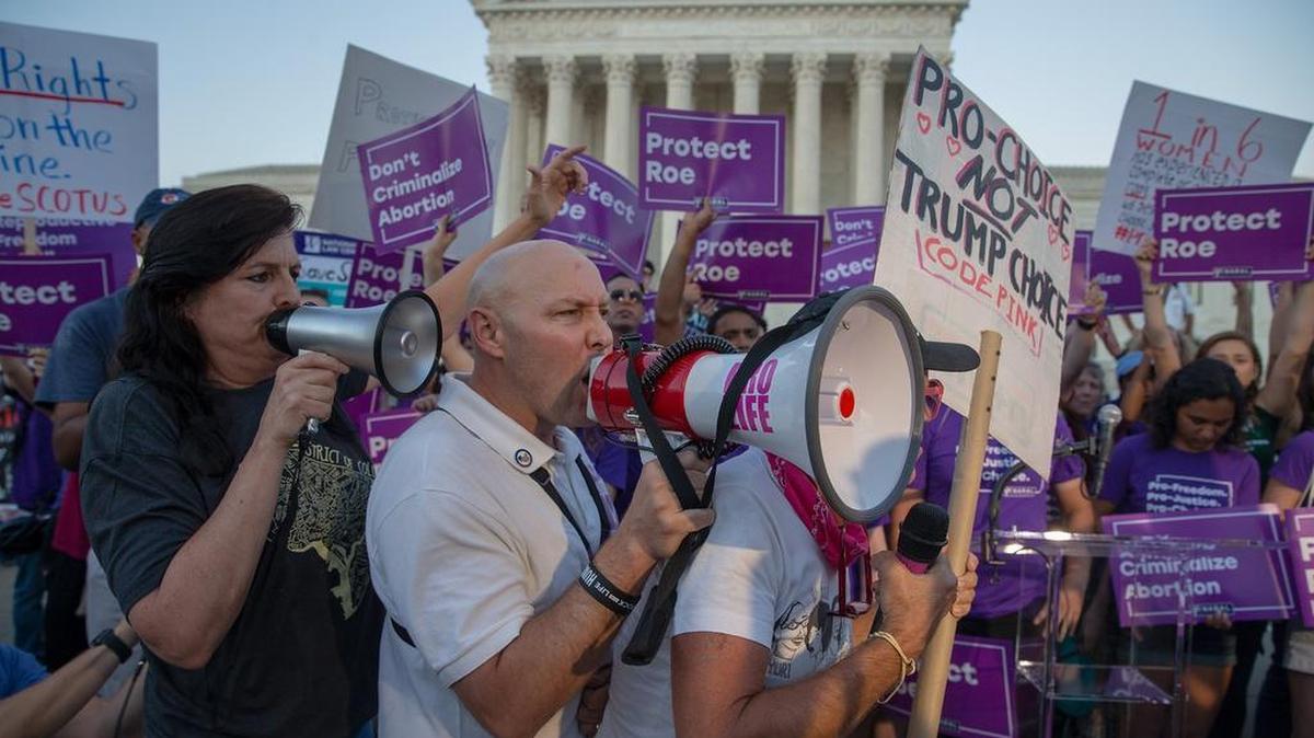 Manifestantes a favor y en contra del aborto se congregan frente al Tribunal Supremo en Washington, el 9 de julio.