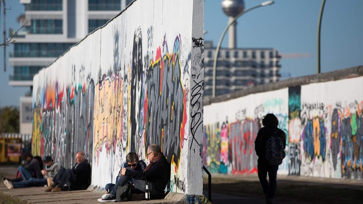 Varias personas se recuestan a un segmento del Muro de Berlín que queda en el East Side Gallery de la capital alemana, el 31 de noviembre. El 9 de noviembre se conmemoraron los 20 años de la caída del muro.