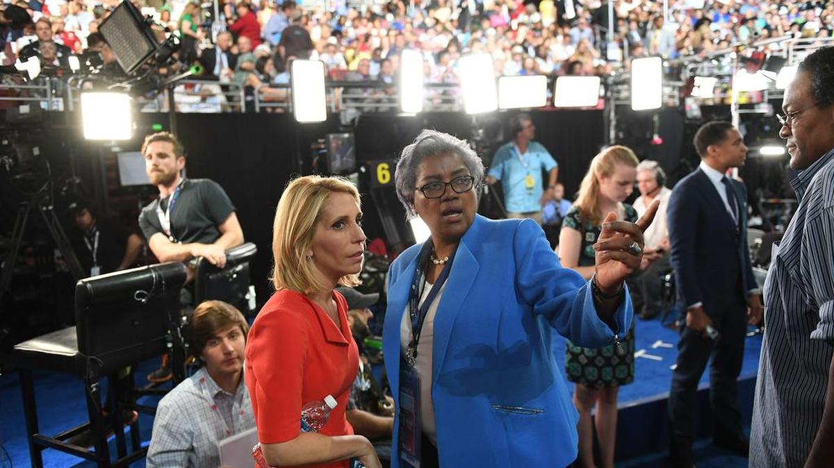 Donna Brazile (centro), ex presidenta de Comité Nacional Demócrata, habla con la corresponsal de CNN Dana Bash en la convención del partido en Filadelfia, en julio del 2016.