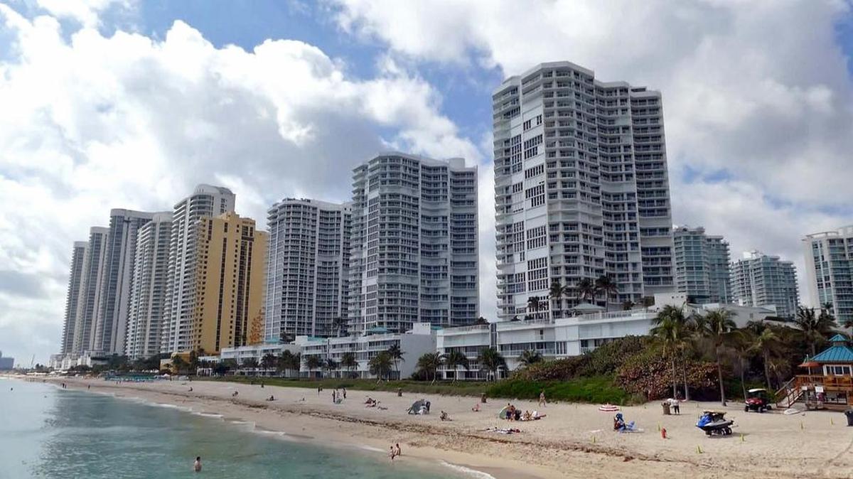 Majestuosos edificios de lujo se alzan en la ciudad costera de Sunny Isles, al norte de Miami Beach.