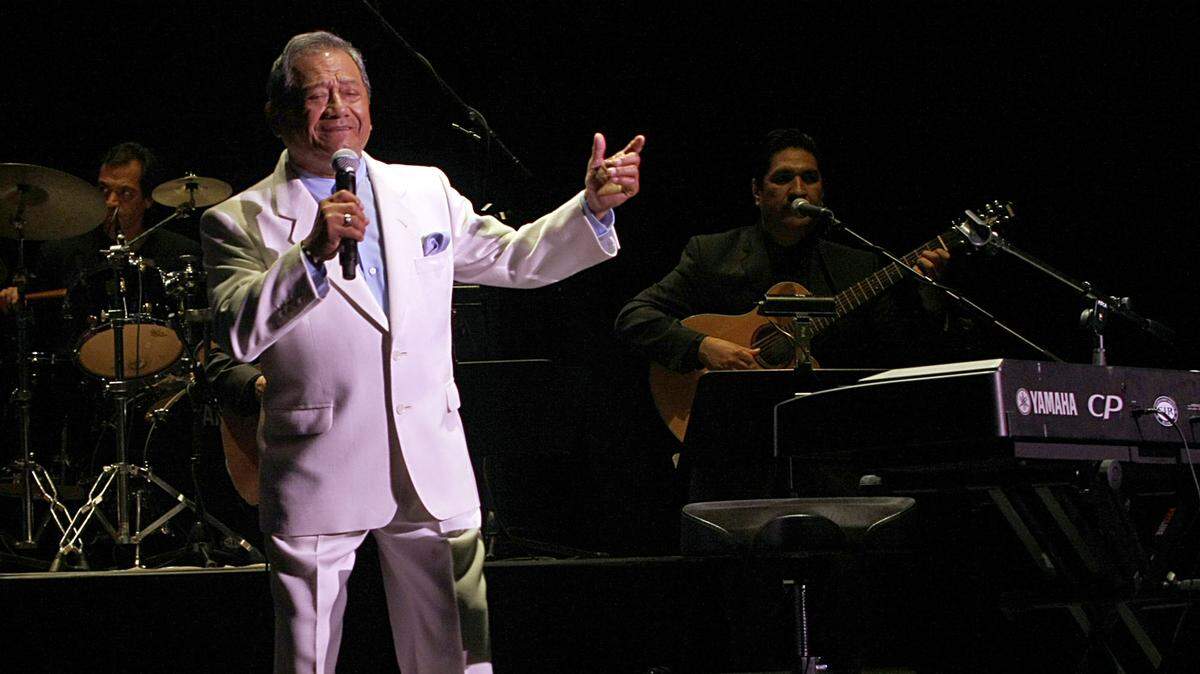 03/22/2009/ Photo by Pedro Portal/ EL Nuevo Herald- Armando Manzanero, during his concert with Maggie Carles at Dade County auditorium in Miami.
