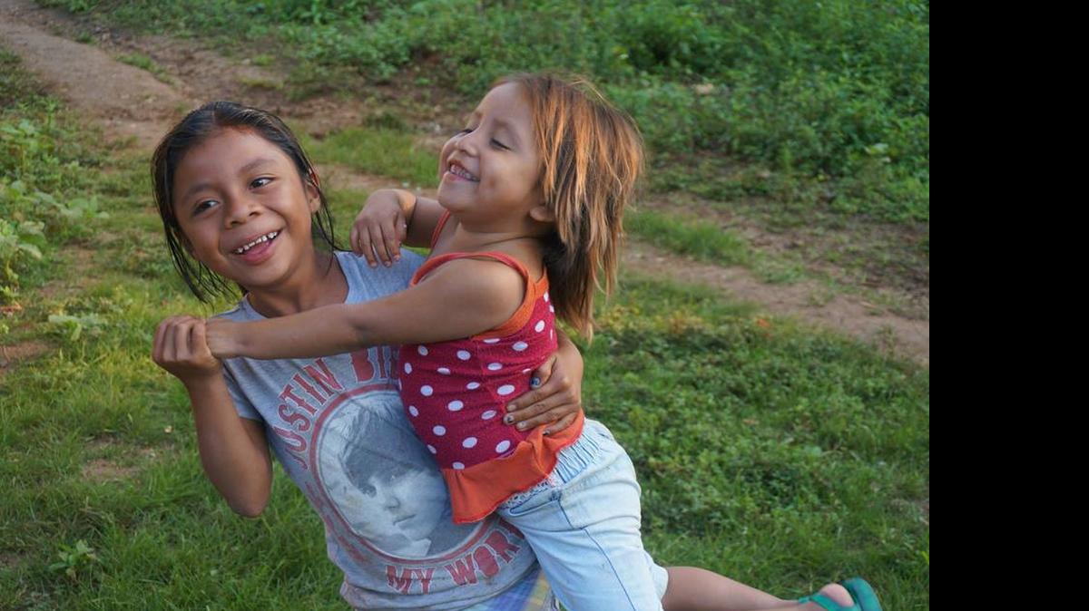 
Dos hermanas comparten un rato de diversión en la aldea de San Antonio, en Guatemala. La novelista inglesa Charlotte Brontë dijo que la vida cuando se comparte vale mucho más.
