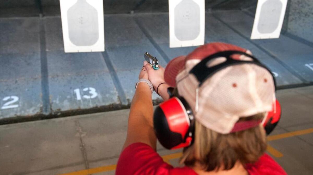 Una persona participa en un curso de entrenamiento para disparar pistolas diseñado para maestros de escuelas, en Commerce City, Colorado, en esta imagen de archivo de junio del 2018.