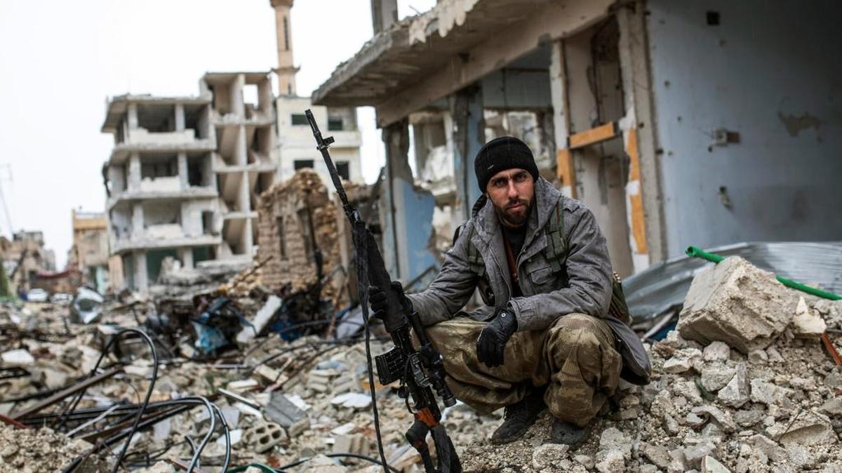 
Un combatiente kurdo observa las ruinas en la ciudad siria de Kobani.
