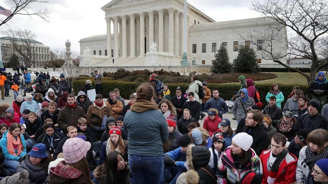 Activistas en contra del aborto rezan el rosario frente al Tribunal Supremo , al concluir la 43a Marcha por la Vida anual en Washington, el 27 de enero.