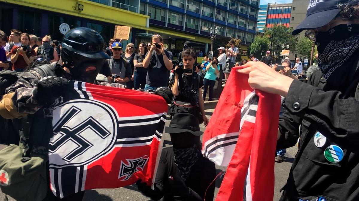 Manifestantes opuestos a otra protesta desbaratan una bandera nazi en Portland, Oregon, el pasado 4 de agosto.