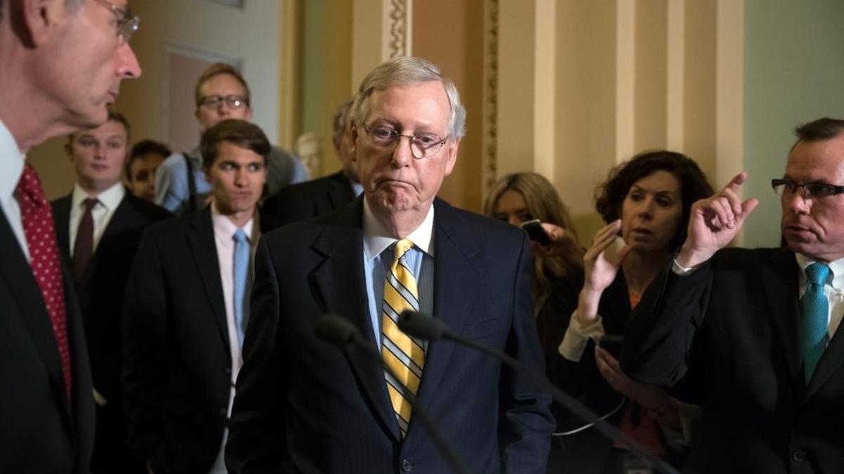 El líder de la mayoría en el Senado, Mitch McConnell, habla sobre la votación con respecto a la propuesta del seguro de salud de los republicanos, en Washington, el 25 de junio.