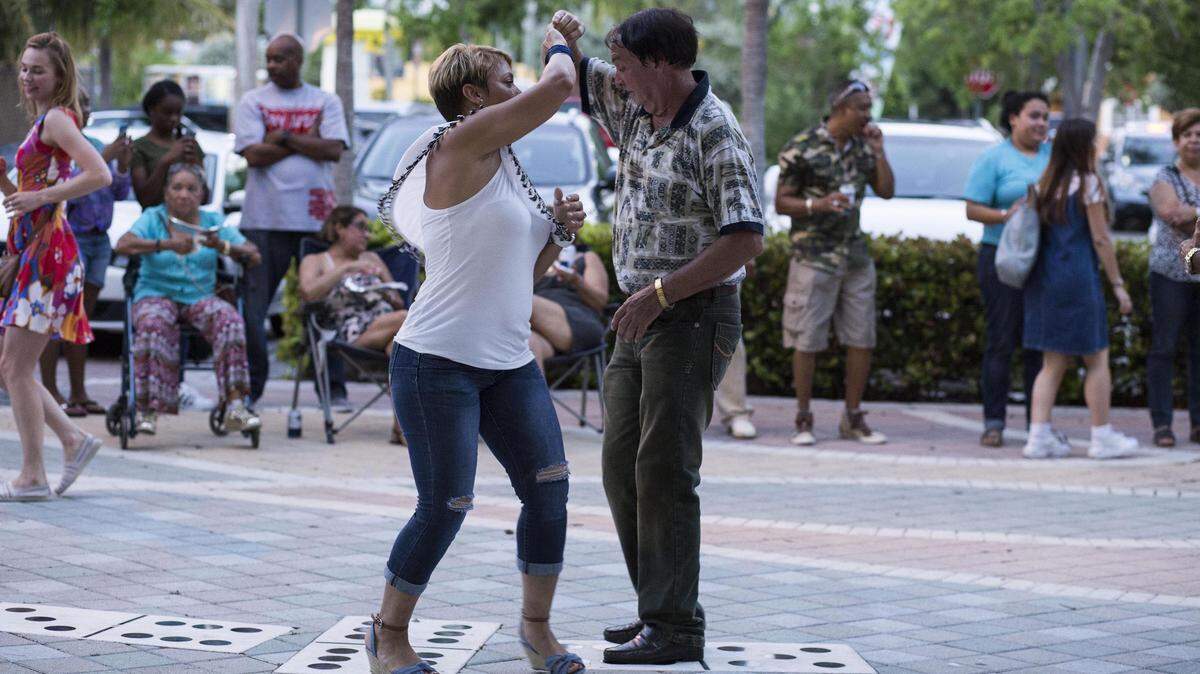 Ana Valdés baila con Gilberto García durante la celebración de Viernes Culturales en la Calle Ocho de La Pequeña Habana, el 26 de mayo de 2017.