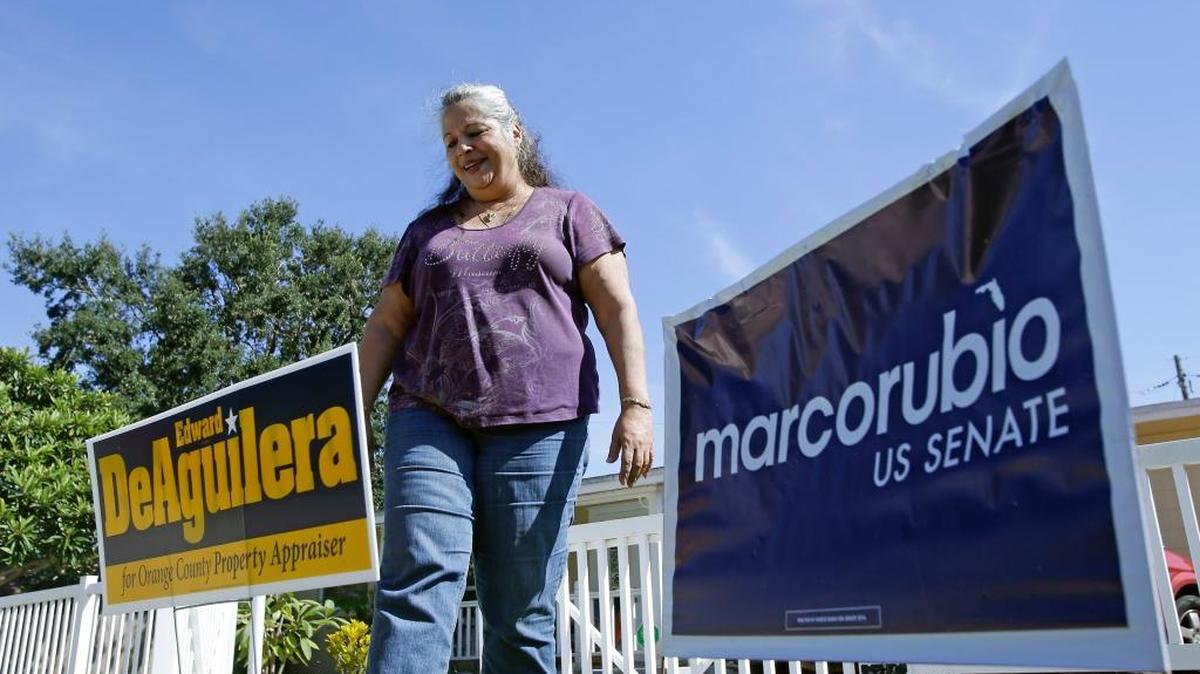 Diana Font, directora ejecutiva de la Cámara de Comercio Puertorriqueña y republicana, explica por qué votará por Clinton, frente a su casa en Orlando.