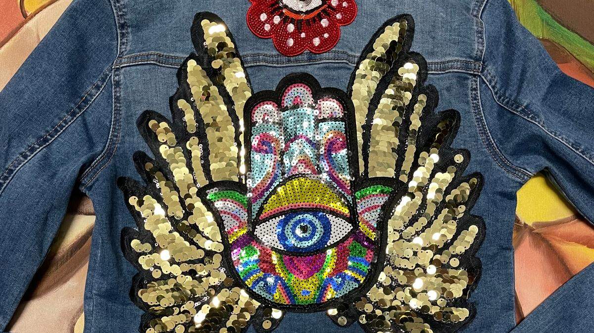 Una chaqueta con un diseño de Helga Terán. La diseñadora venezolana sufrió un grave accidente y pronosticaron que nunca volvería a usar sus manos. Pero con perseverancia y fe en Dios ahora está triunfando con sus diseños.  