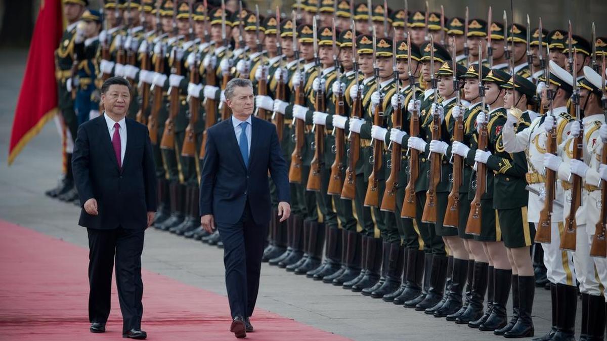 Mauricio Macri, el presidente argentino junto al presidente chino, Xi Jinping el 17 de mayo en las afueras de la Gran Muralla durante una ceremonia de recibimiento al magnatario argentino.