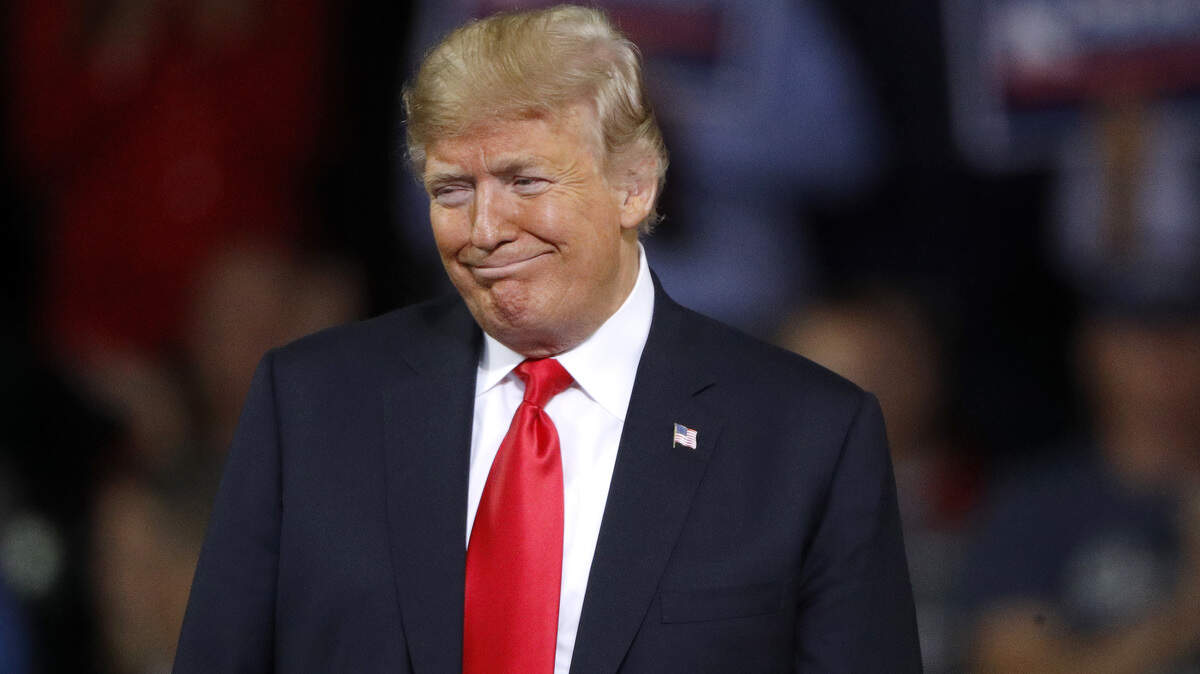 El presidente Donald Trump participa en un acto de campaña el sábado en Topeka, Kansas.
