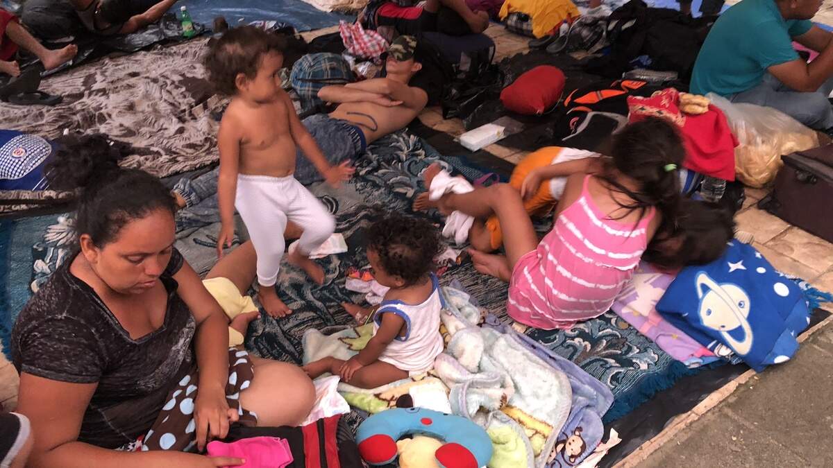 Familias que participan en la caravana a la frontera de Estados Unidos descansan en el pueblo de Hiuxtla, en el estado mexicano de Chiapas.