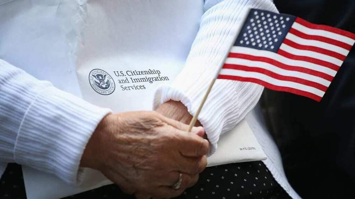 Inmigración propone alza de costos para la solicitud de la ciudadanía de EEUU