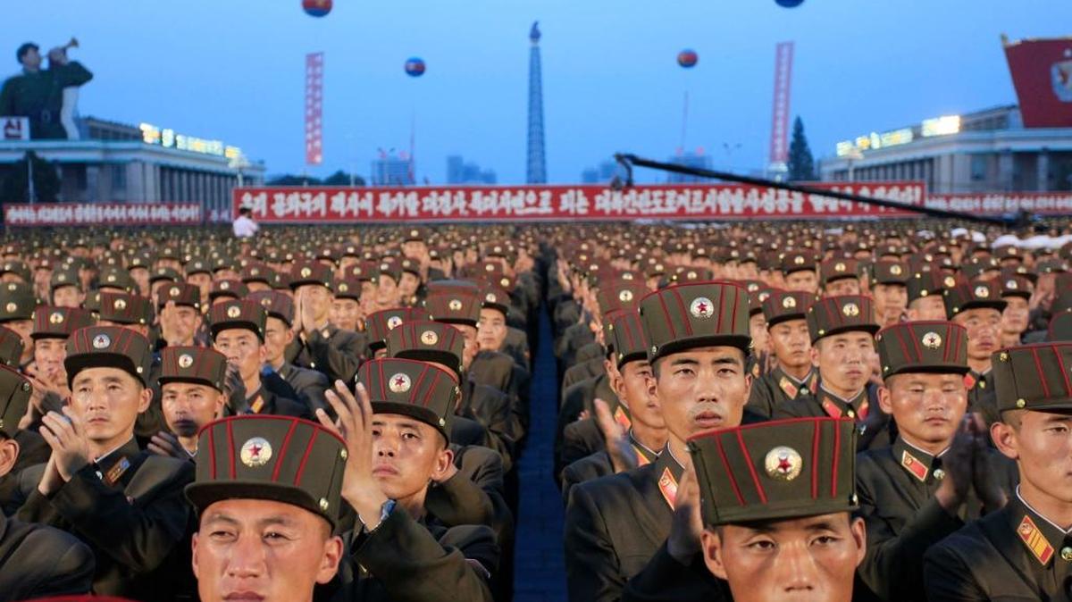Soldados norcoreanos se reúnen en la plaza Kim Il Sung, en Pyongyang, el 6 de julio, para celebrar el lanzamiento de prueba del primer misil balístico intercontinental de Corea del Norte, dos días antes.