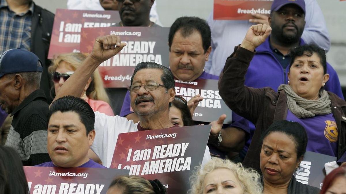 Activistas participan en una manifestación a favor de los inmigrantes en el centro de Los Angeles, el pasado febrero. El presidente electo, Donald Trump, ha prometido dar marcha atrás a las órdenes ejecutivas del presidente Obama sobre inmigración.