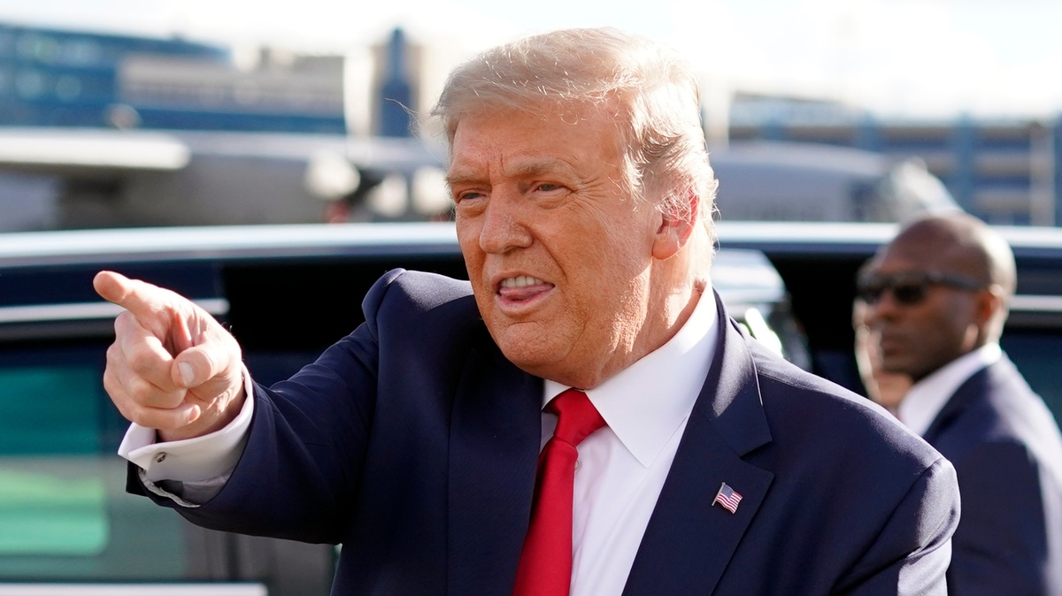El presidente Donald Trump saluda a sus seguidores durante su llegada el miércoles, 30 de septiembre de 2020, al Aeropuerto Internacional de Minnepolis-St. Paul, en Minnesota.