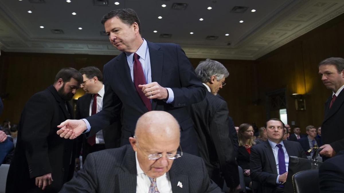 El director del FBI, James Comey (centro), y el director de Inteligencia Nacional, James Clapper (sentado, al frente), se preparan a testificar ante el Congreso en Washington, el 10 de enero.