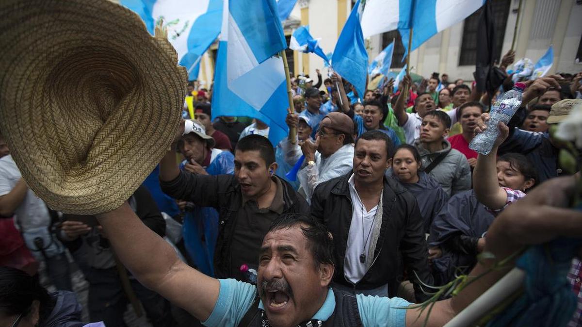 
Una multitud celebra en Ciudad Guatemala la renuncia de Otto Pérez Molina a la presidencia.
