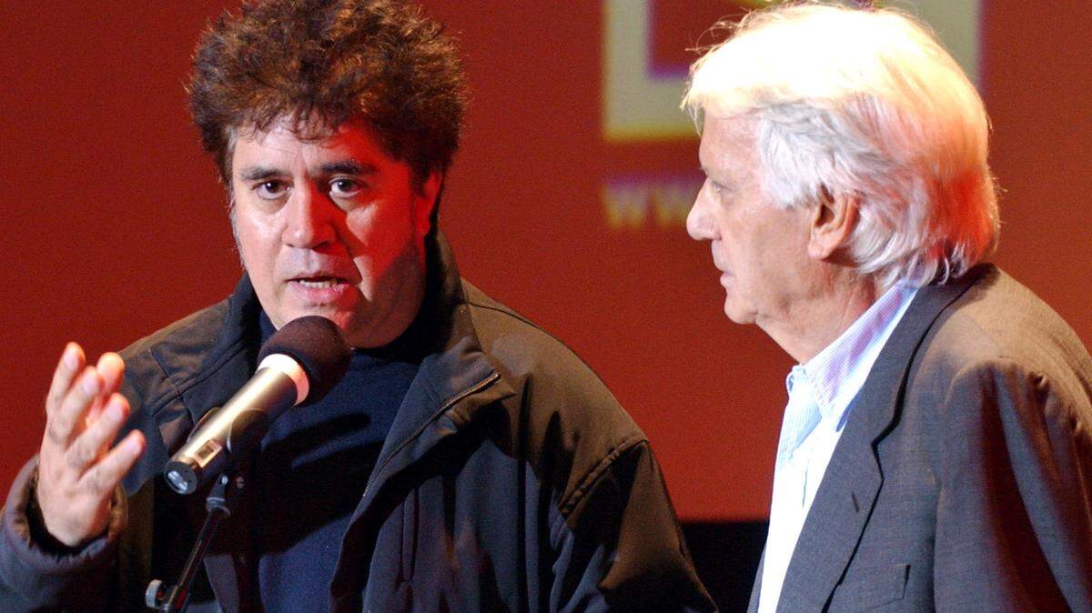 El director español Pedro Almódovar (izq.) y el ex ministro de Cultura francés, Jorge Semprun, participan en un evento en apoyo al pueblo cubano tras la detención de decenas de opositores por el régimen de Fidel Castro, el 29 de septiembre de 2003, en París.