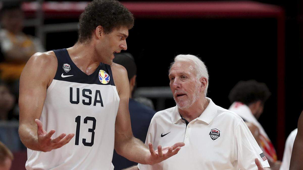 Gregg Popovich, entrenador de la selección de baloncesto de Estados Unidos, conversa con el jugador Brook Lopez durante el partido contra Polonia en la Copa Mundial de Baloncesto FIBA, el 14 de septiembre de 2019, en Beijing, China.