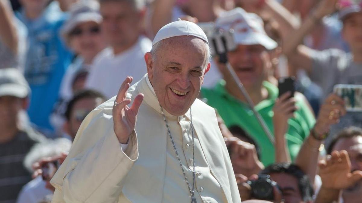 
El Papa Francisco saluda a los fieles al llegar a la Plaza de San Pedro, en el Vaticano, el 26 de agosto, para su audiencia general semanal.
