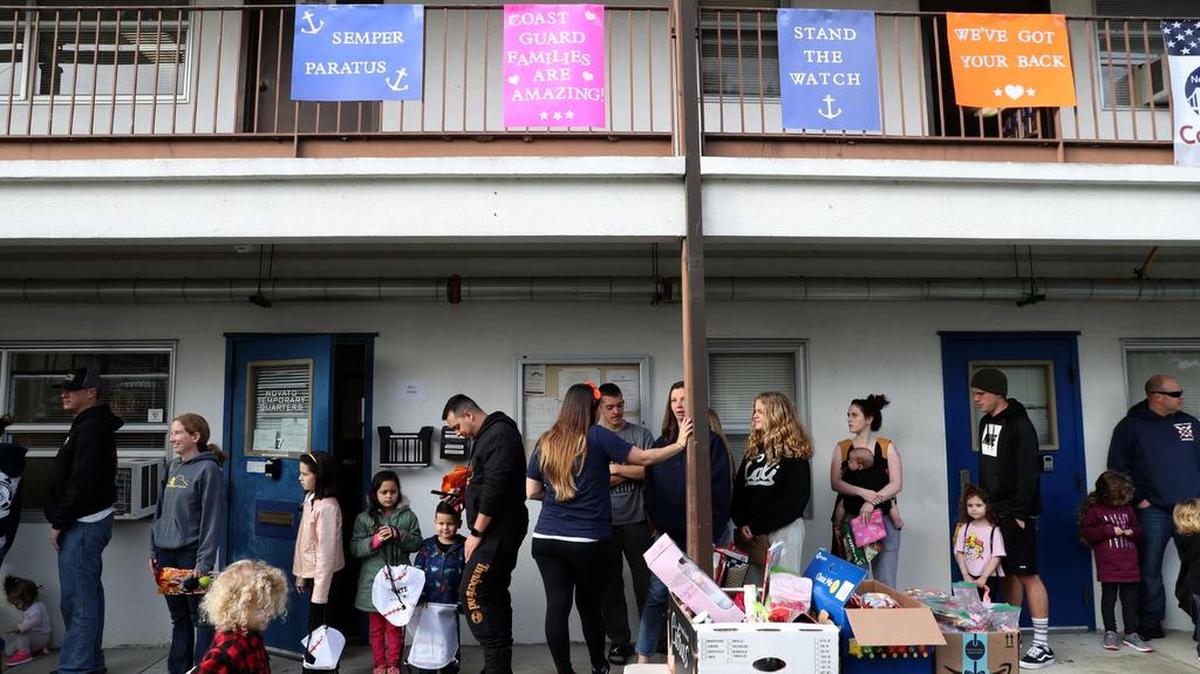 Familias de funcionarios de los Guardacostas de Estados Unidos afectados por el cierre parcial del gobierno, hacen fila para recibir alimentos gratis en Novato, California, el 19 de enero de 2019.