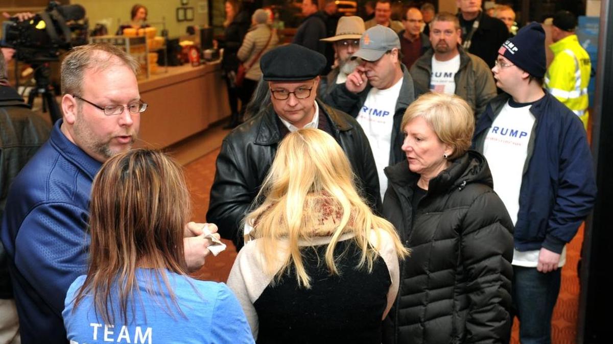 Partidarios del candidato republicano Donald Trump asisten a un evento tras la proyección gratis de la película “13 horas: los soldados secretos de Bengasi”, en la ciudad de Urbandale, en Iowa.