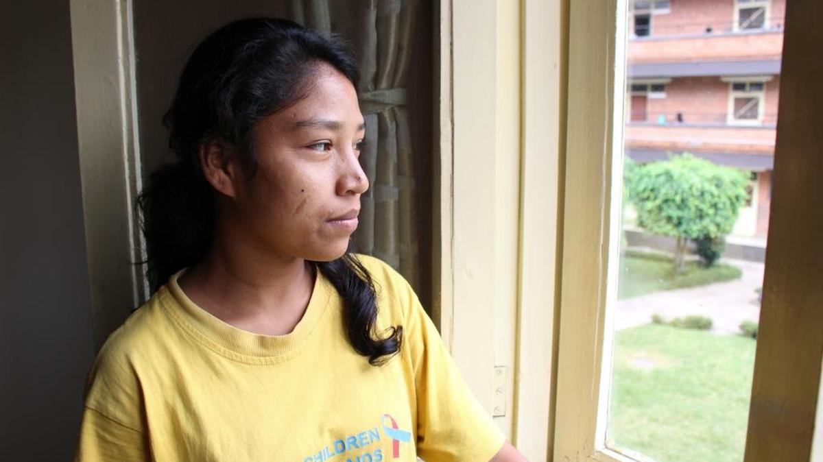 Poonam Thapa, quien fue engañada y llevada a un burdel en Nepal cuando tenía 12 años, recibe ayuda de Maiti Nepal, organización en contra de la trata de personas.