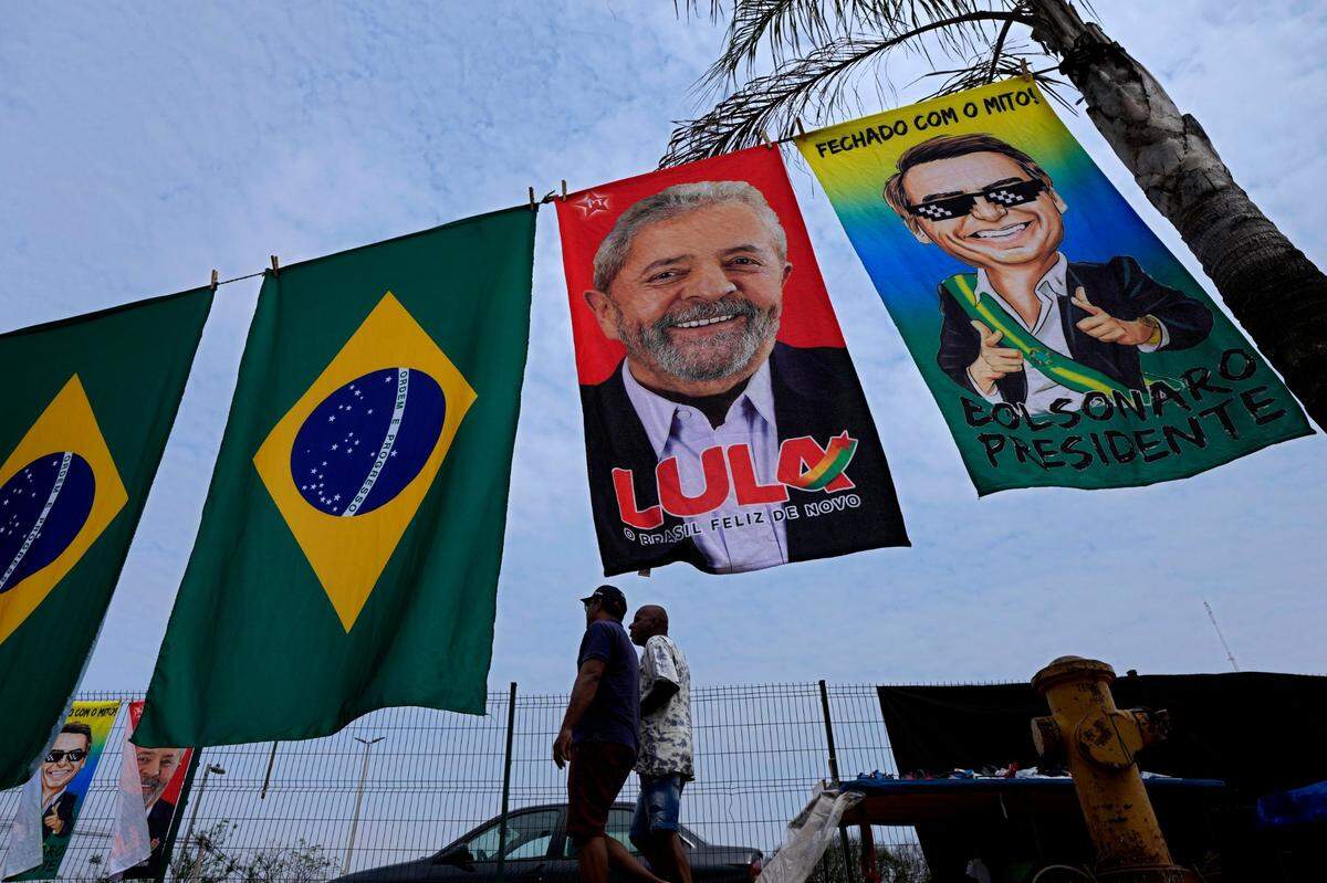 Propaganda electoral con la imagen del presidente de Brasil, Jair Bolsonaro, quien se postula para la reelección, a la derecha, y del ex presidente Luiz Inacio Lula da Silva, quien también se postula para presidente, segundo a la derecha, se exhiben a la venta en una calle de Brasilia. , Brasil, martes 20 de septiembre de 2022. (Foto AP/Eraldo Peres)