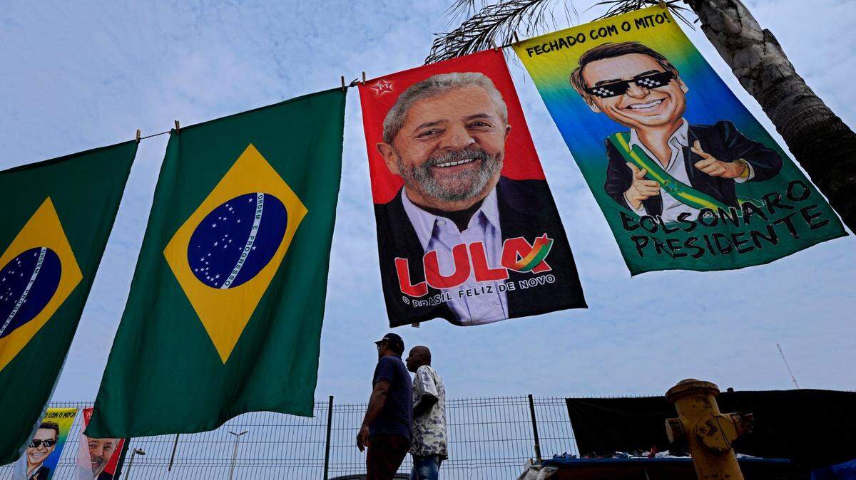 Propaganda electoral con la imagen del presidente de Brasil, Jair Bolsonaro, quien se postula para la reelección, a la derecha, y del ex presidente Luiz Inacio Lula da Silva, quien también se postula para presidente, segundo a la derecha, se exhiben a la venta en una calle de Brasilia. , Brasil, martes 20 de septiembre de 2022. (Foto AP/Eraldo Peres)