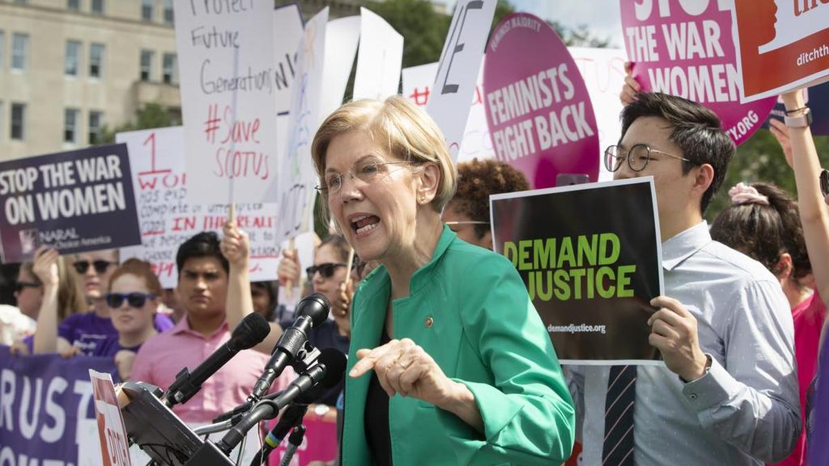 La senadora Elizabeth Warren, demócrata por Massachusetts, se une a activistas en una manifestación frente al Capitolio sobre la elección del presidente Trump para llenar una vacante en la Corte Suprema, el 28 de junio.