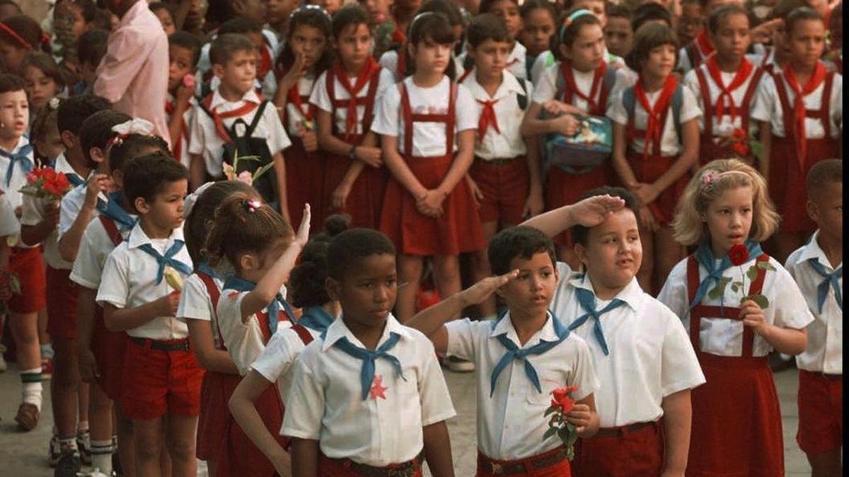 Pioneros cubanos participan en una ceremonia en homenaje al revolucionario Ernesto “Che” Guevara en La Habana en 1997.