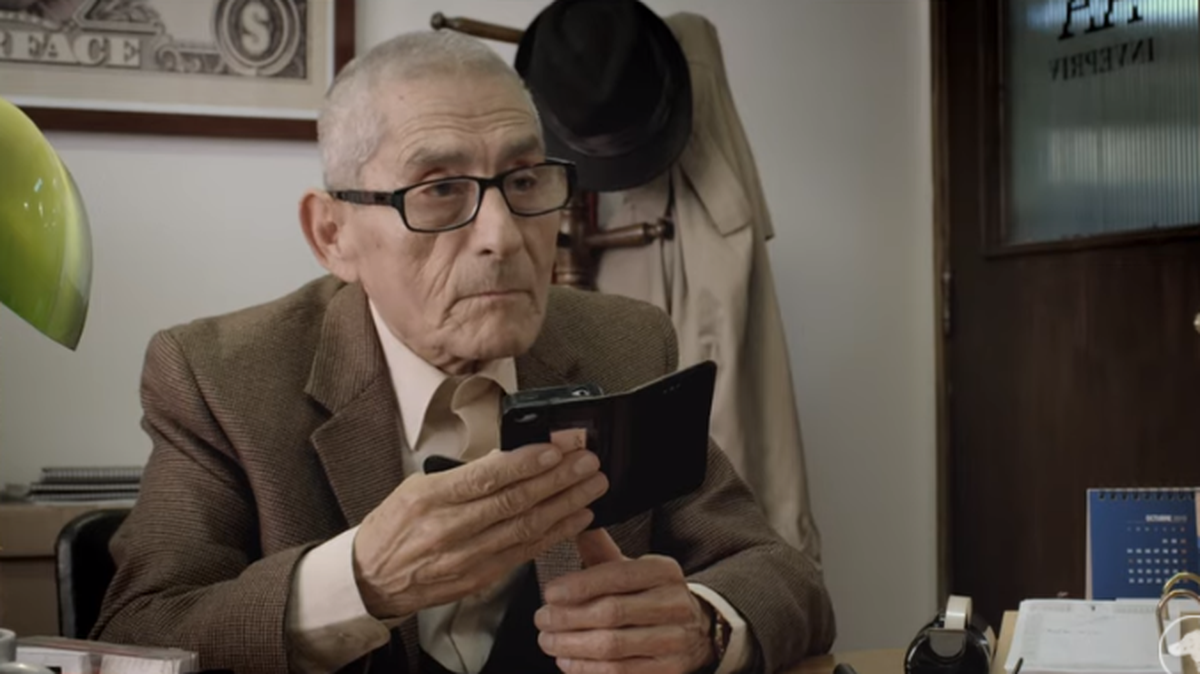 Imagen tomada de YouTube que muestra a Sergio Chamy en el documental “El Agente Topo” (The Mole Agent) de la directora chilena Maite Alberdi.