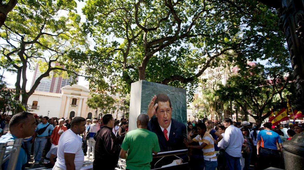Partidarios del fallecido presidente de Venezuela Hugo Chávez se reunieron en la Plaza Bolívar junto a su retrato, después de que fuera retirado del edificio de la Asamblea Nacional, el jueves 7. Chávez fue artífice del fallido ‘socialismo del siglo XXI’.