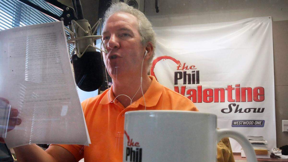El comentarista de radio conservador Phil Valentine durante uno de sus programas en Nashville, Tennessee, en una foto de archivo del 14 de mayo de 2009. Valentine, un prominente crítico de la vacuna contra el COVID-19, falleció el 21 de agosto de 2021 de COVID a los 61 años.