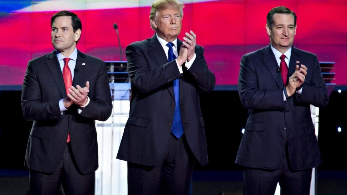 Los aspirantes republicanos Marco Rubio (izq.), Donald Trump (centro) y Ted Cruz aplauden después del himno nacional en el debate celebrado en la Universidad de Houston el jueves pasado.